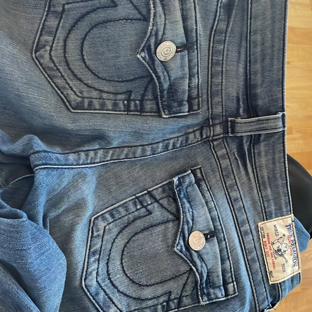 Skit snygga true religion jeans i storlek 27 US! De är i vädligt bra skick och nästan aldrig använda för att de var för stora 💔💯💯😞 skriv till mig om ni undrar ngt! . Jeans & Byxor.