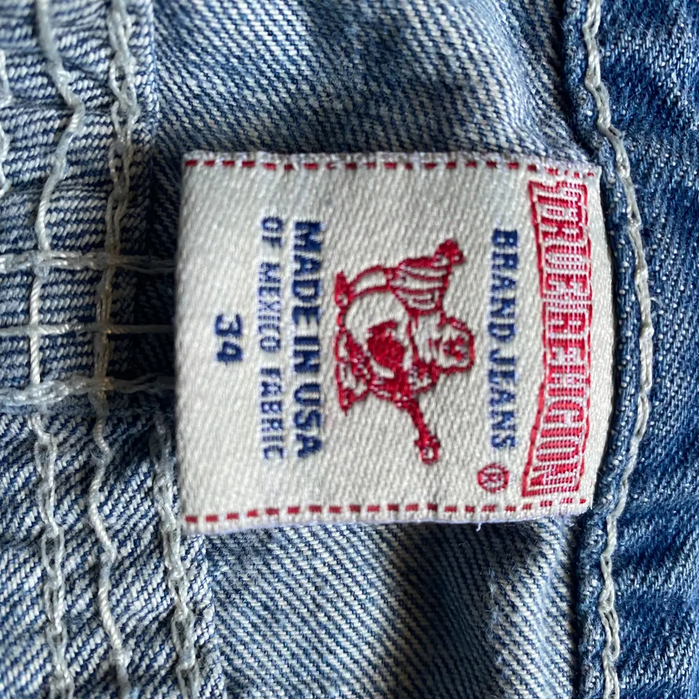 Feta true religion jeans🙏🙏 Ganska slitna där nere (kolla bild 2) Vet inte vad jag ska sälja dem för så lägg prisförslag🤑🤑 bra skick förutom det där nere😓😓Skriv för mått🙏 de är också uppsydda så ganska korta. Jeans & Byxor.