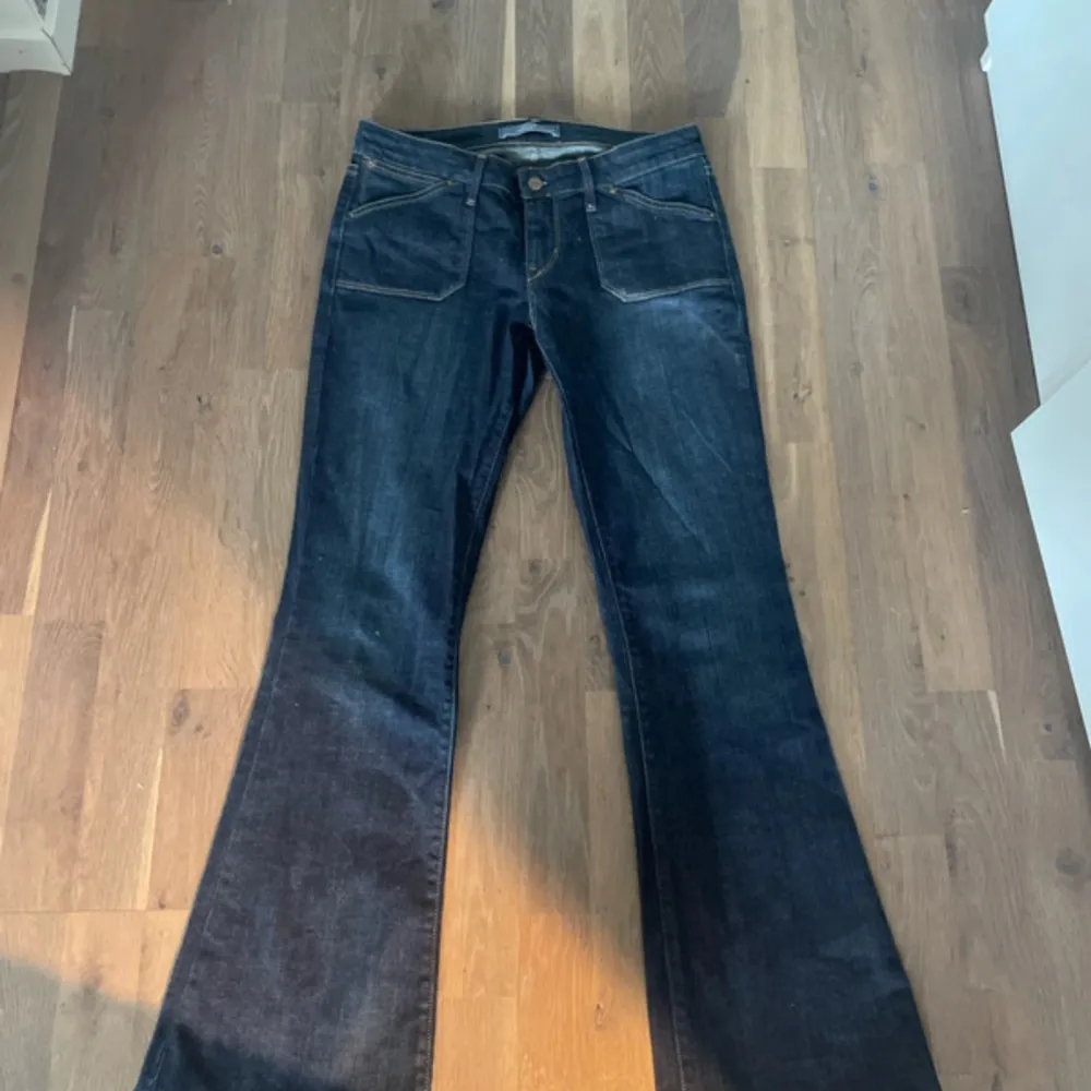 Bootcut och low waist Levis jeans. Ge gärna prisförslag Midja:40 Innerbenslängd:80. Jeans & Byxor.