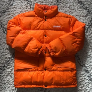 Napapirji - Cool napapirji puffer jacket! rikigt bra skick och rikigt cozy! Nypris 1700-2000kr