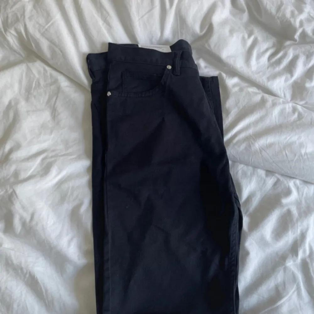 Ett par helt oanvända fina svarta kostymbyxor från H&M. SLIM FIT, storlek EUR 30. Jeans & Byxor.