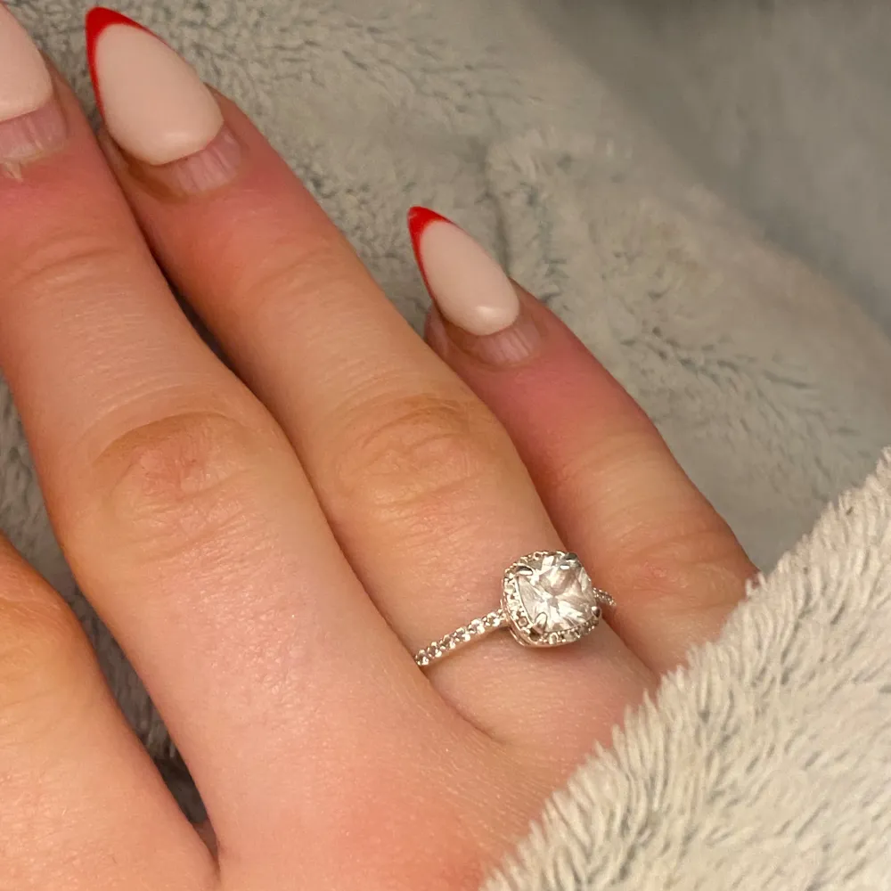 Säljer denna äkta silver ring med en snygg diamant. Nypris är runt 400 kr ca och den är inte använd så mycket ❤️storlek 17!. Accessoarer.
