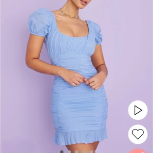 Söt sommarklänning - Jätte fin ljusblå klänning. Använd 1 gång och är i mycket fint skick.