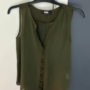 Blus - Blus från Bikbok använd 2 gånger. I mycket bra skick och normal i storlek och i fin olivgrön färg.