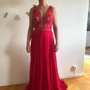 Oanvänd klänning i storlek 38, väldigt fin och lyxig klänning