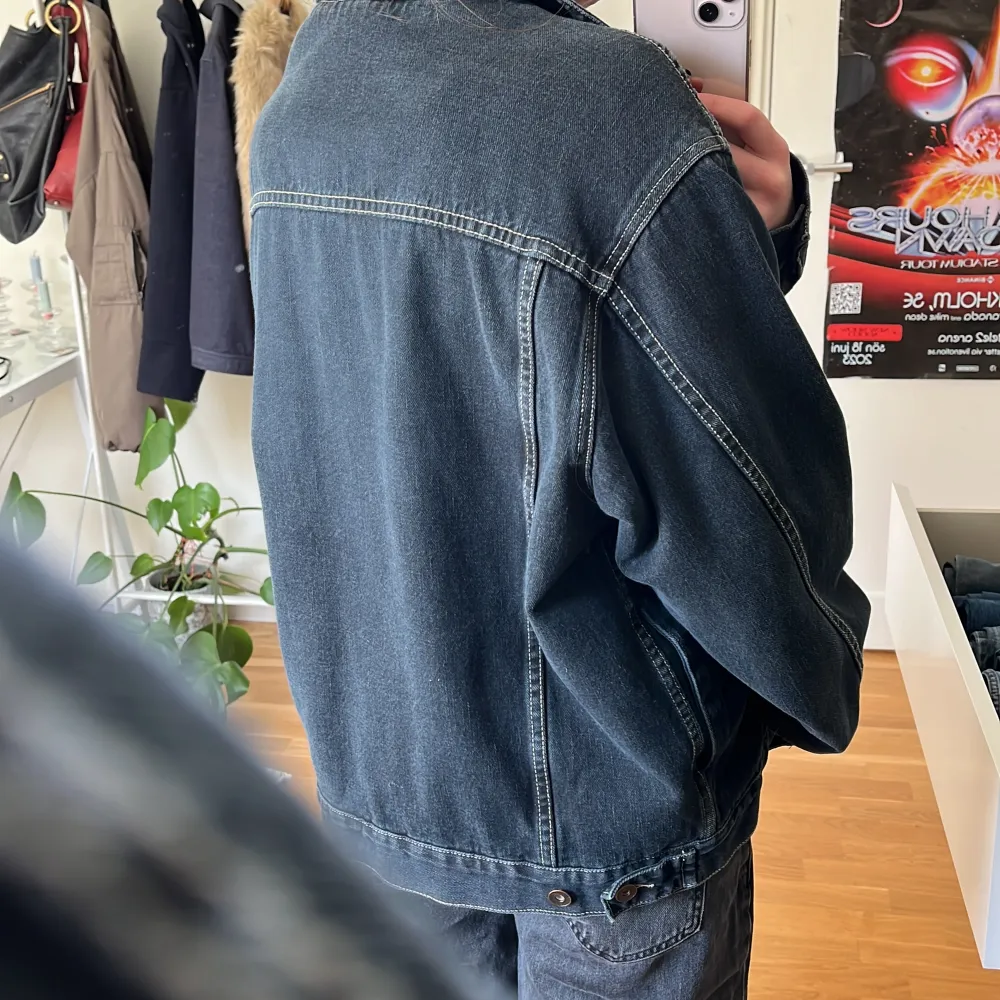 En mörkblå jeans jacka i nästan ny skick. Jätte snygg färg på jeans tyget, med två fickor på insidan och fyra på utsidan. . Jackor.