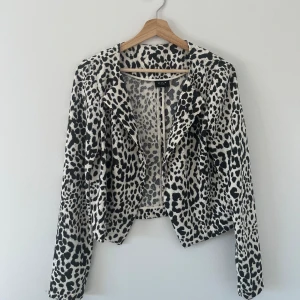 Leopard kavaj / blus - Knappt använd 