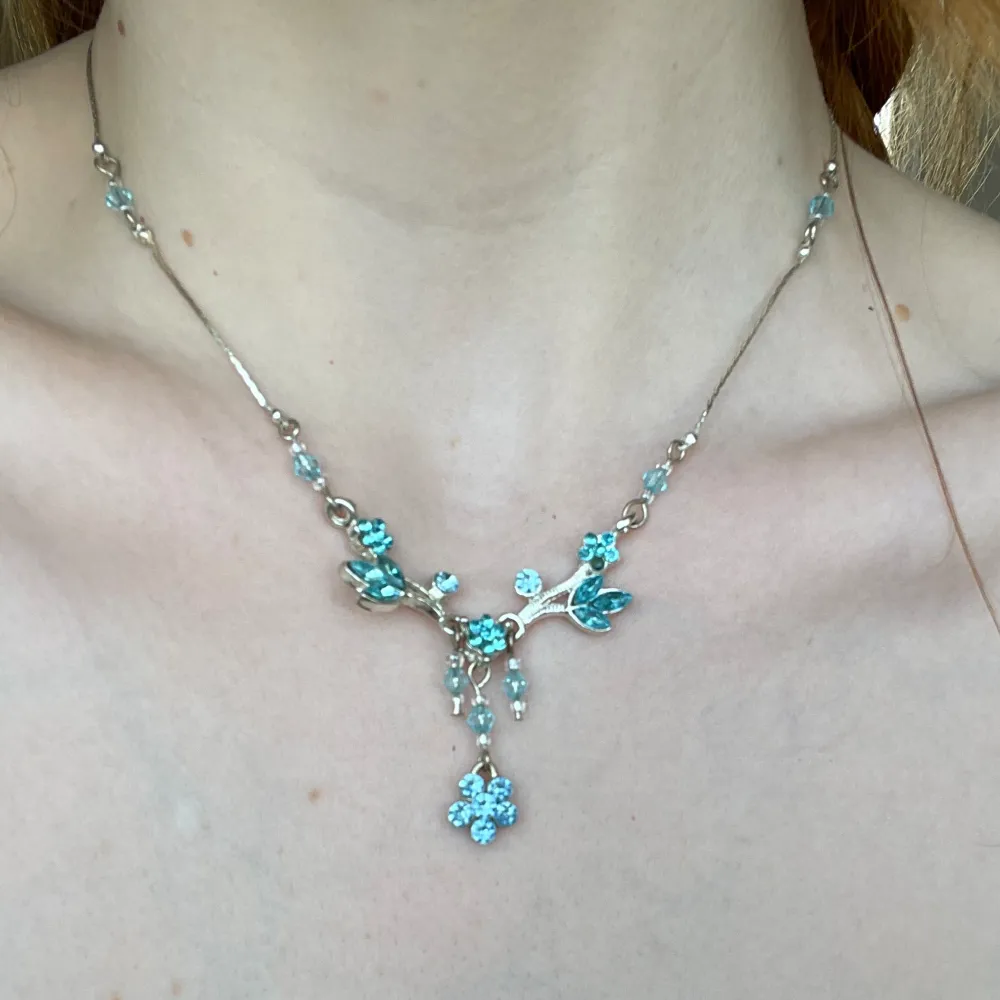 Fint ljusblått fairy halsband i från 90-talet. Ett nätt, dainty smycke i silver. . Accessoarer.