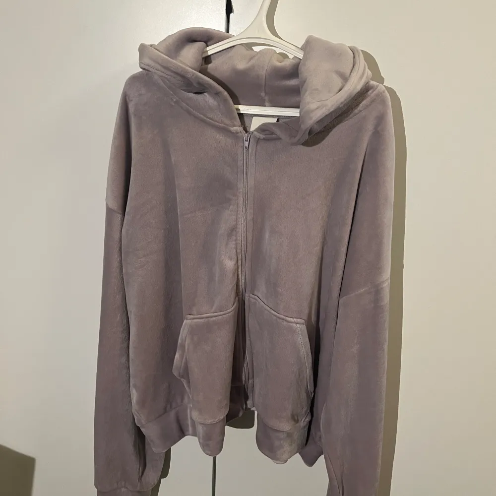 En super gullig hoodie med luva och dragkedja i en ljuslila färg. Den är köpt från H&M för ungefär 2 år sen och använd ungefär 5 gånger så helt som ny!  Storleken är XL men eftersom den är kroppad så passar den även en L eller M också, beror helt på!. Tröjor & Koftor.