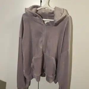 En super gullig hoodie med luva och dragkedja i en ljuslila färg. Den är köpt från H&M för ungefär 2 år sen och använd ungefär 5 gånger så helt som ny!  Storleken är XL men eftersom den är kroppad så passar den även en L eller M också, beror helt på!