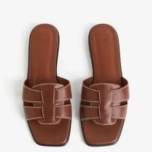 H&M sandaler i storlek 40. Aldrig använd a med prislapp kvar. Köpa för 299kr och helt slutsålda på hemsidan.