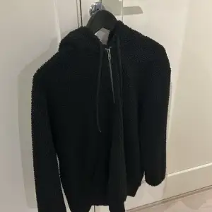 En fluffig hoodie från studio total