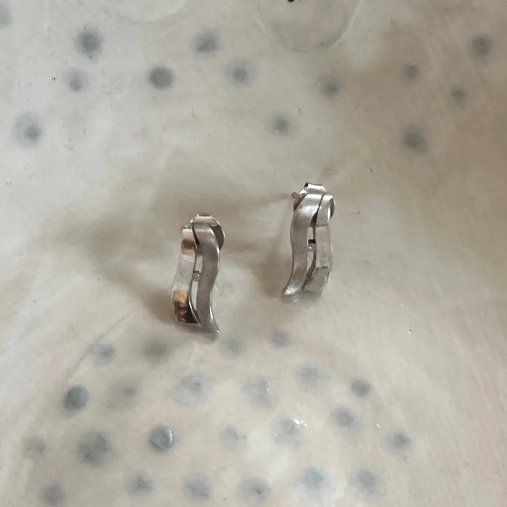 Helt nya, superfina örhängen i äkta silver 925. Detaljer som små stenar i mitten ❤️oanvända och nypriset var runt 600 kr . Accessoarer.