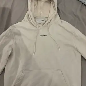 säljer calvin klein hoodie, har även en i svart om det är intressant, storlek M 