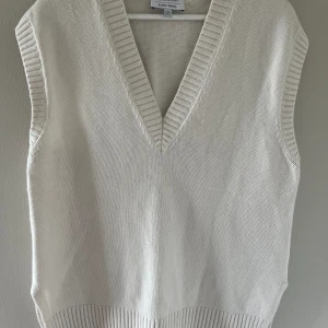 Väst-tröja från And Other Stories - Vit v-ringad tröja i mycket bra skick. 