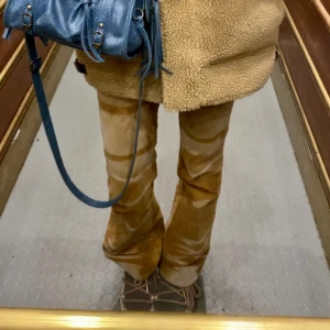 Supersnygga unika jeans - Coolaste lågmidjade flare byxorna med såå snygga ”blekta” detaljer! Så unika och perfekta till både vardag och fest 💝💝 strl 34, passar mig som är 170!