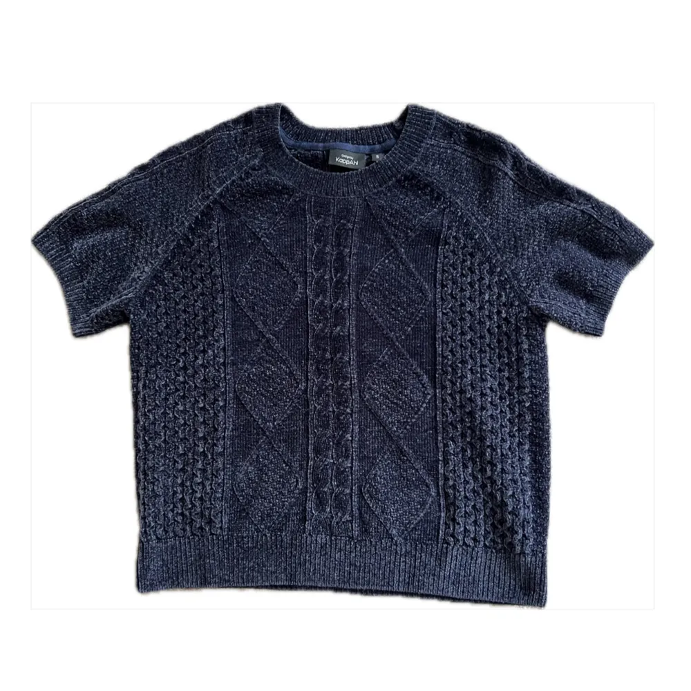 Snygg marinblå tröja med korta ärmar i chenille material! Storlek S. Sparsamt använd i fint skick. Tröjor & Koftor.