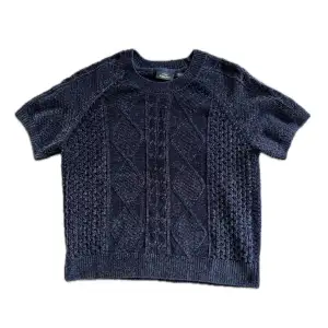 Snygg marinblå tröja med korta ärmar i chenille material! Storlek S. Sparsamt använd i fint skick