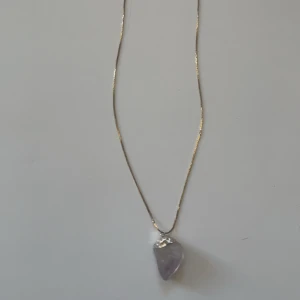 ametist halsband - As fint halsband med en ametist sten, guld kedja även om smycket har silver för hade silverkedjor när jag köpte det. Säljer då det inte kommit till användning på jätte länge, pris kan diskuteras och skriv gärna för mer bilder oså💕