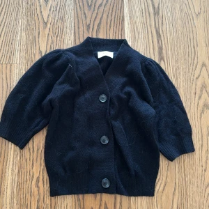 Trekvarrtsärmad neo noir - Säljer denna söta trekvartärmade tröjan från neo noir som aldrig är använd 