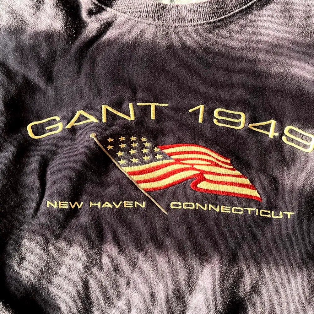 Cool and vintage gant sweatshirt. Good condition, the only flaw visible at the 4th picture. 100% cotton. Very comfortable. Buy bundle for a discount 🫶. Hoodies.