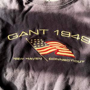 Cool and vintage gant sweatshirt. Good condition, the only flaw visible at the 4th picture. 100% cotton. Very comfortable. Buy bundle for a discount 🫶