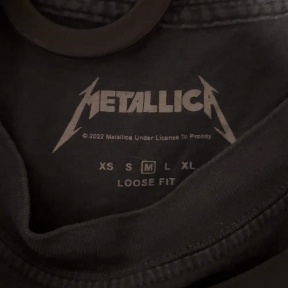 Metallica t shirt köpt på carlings, unikes kvalitet där av priset, nypris 400. T-shirts.