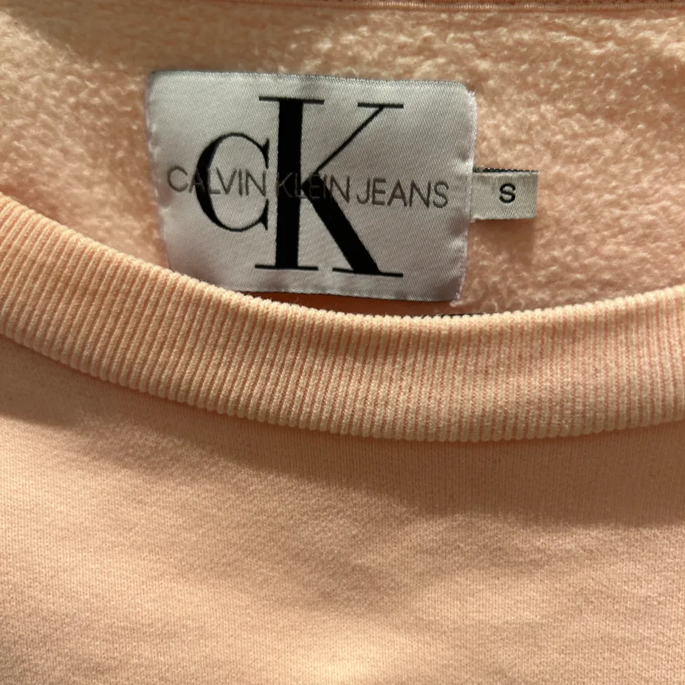En baby rosa Calvin Klein tröja i storleken S. Tröjor & Koftor.