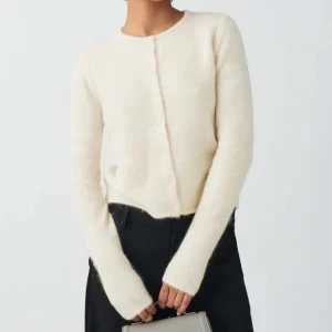 Kofta  - Ljusbeige kofta från ginatricot i premium quality. Använd två gånger typ så väldigt fint skick. Storlek xs Nypris 399kr jag säljer för 150kr