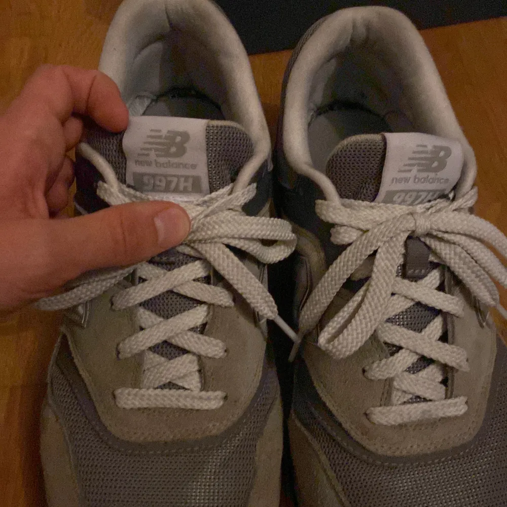 new balance skor som är köpta på zalanda får två år, de är använda men mycket går att tvätta bort. hade kunnat byta med ett par converse st44. Skor.