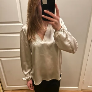 Beige blus - Jättefin blus som aldrig har kommit till användning! Prislapp finns kvar! 