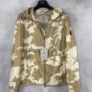 Woolrich southbay windbreaker jacka | Skick: 10/10, ny med alla tillbehör | Storlek: Vi har inne M & L | Nypris: 4000+ (slutsåld) | Pris: 2799 | Fraktar via postnord på köparens bekostnad | Hör av dig vid minsta fråga eller fundering📩