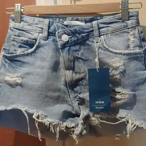 1: ljusblåa shorts stl36 helt nya 150kr 2:lång kjol i sammet me fransar.stl M 120kr 3:skojrta stl 170 kort ärmad 70kr 4:ed hardy klänning stl M 150kr 5: Klänning svart/vit me band som kan knytas åt både håll. Stl158/164 100kr 