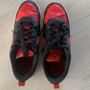 Nike sneakers  - Storlek 39. De är lite creasade , men annars är ser allt bra ut.Det orginala priset är jag osäker på men tror det är ungefär 1000 Kontakta mig gärna om ni är intresserade i att köpa eller om ni har några funderingar 