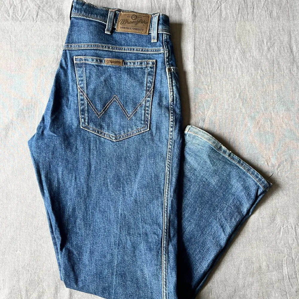 Fina Wrangler jeans i storlek 34/30. Fint skick endast lite slitna vid hälen. Skriv privat för mer information och bilder. Priset kan diskuteras vid snabb affär.. Jeans & Byxor.