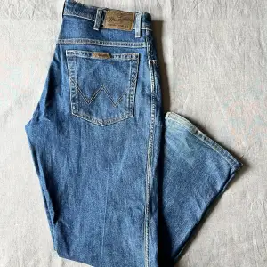 Fina Wrangler jeans i storlek 34/30. Fint skick endast lite slitna vid hälen. Skriv privat för mer information och bilder. Priset kan diskuteras vid snabb affär.