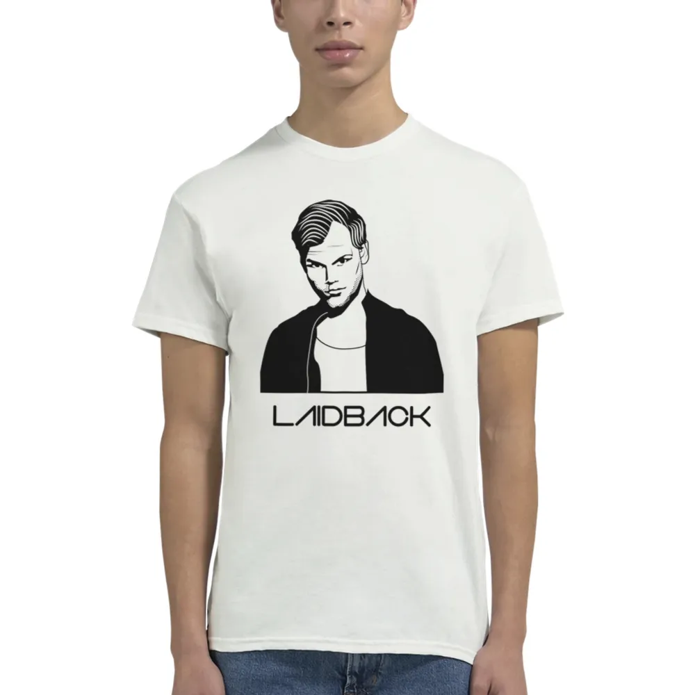 Hedra legendariska musikern Avicii mer vår Laidback tisha!  Helt nya! . T-shirts.