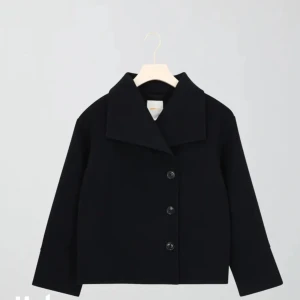 Söker kappa - Jag söker denna kappan från Gina Young, i mörkblå och i stor lek 158/164 🤍