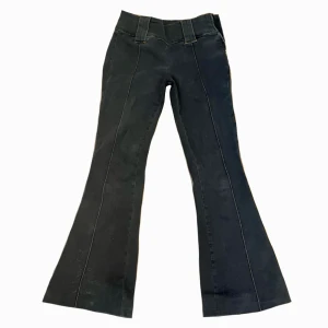 Lågmidjade utsvängda jeans - I mycket bra skick 🖤