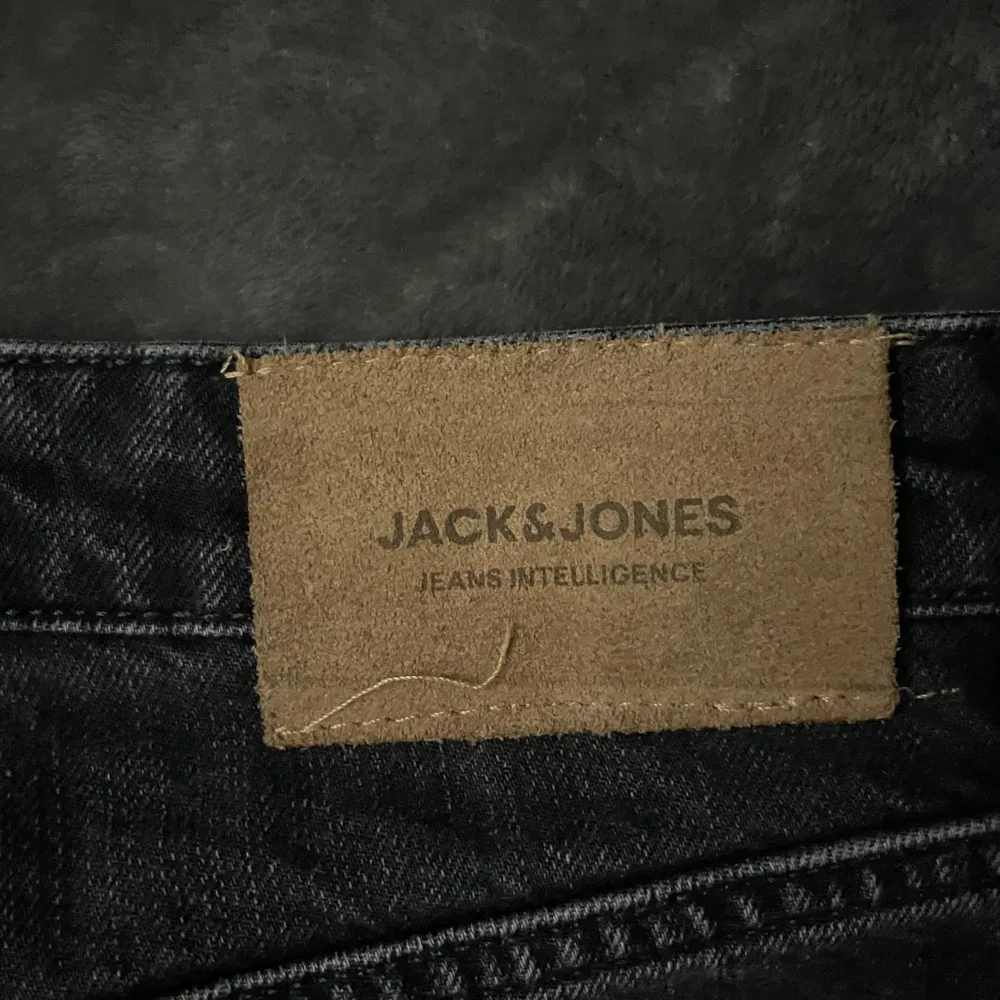Ett par snygga svarta Jack & Jones jeans i perfekt skick. Jenasen är i modellen straight leg. Storleken på de är 29x32. Jeans & Byxor.
