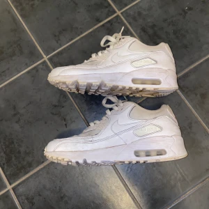 Nike Air Max 90 - Dam - Nike Air Max 90 – Vita, Storlek 38 Stiliga Nike Air Max 90 i vitt. Hyfsat använda men i bra skick – perfekt för dig som vill ha ett par klassiska sneakers till bra pris!  Storlek: 38 Färg: Vit Skick: Bra skick, 7/10 – lite använd, men inga större skador Varumärke: Nike Air Max 90 – en tidlös klassiker. Varför du kommer att gilla dem:  Snygg och ikonisk design som funkar till allt. Sköna och hållbara. Bra pris med tanke på skicket. Fråga gärna om du vill ha fler bilder eller detaljer!