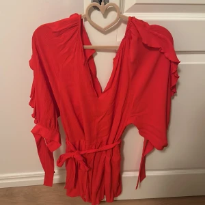 Röd H&M klänning - I perfekt skick. Aldrig använd då inte behövs. 