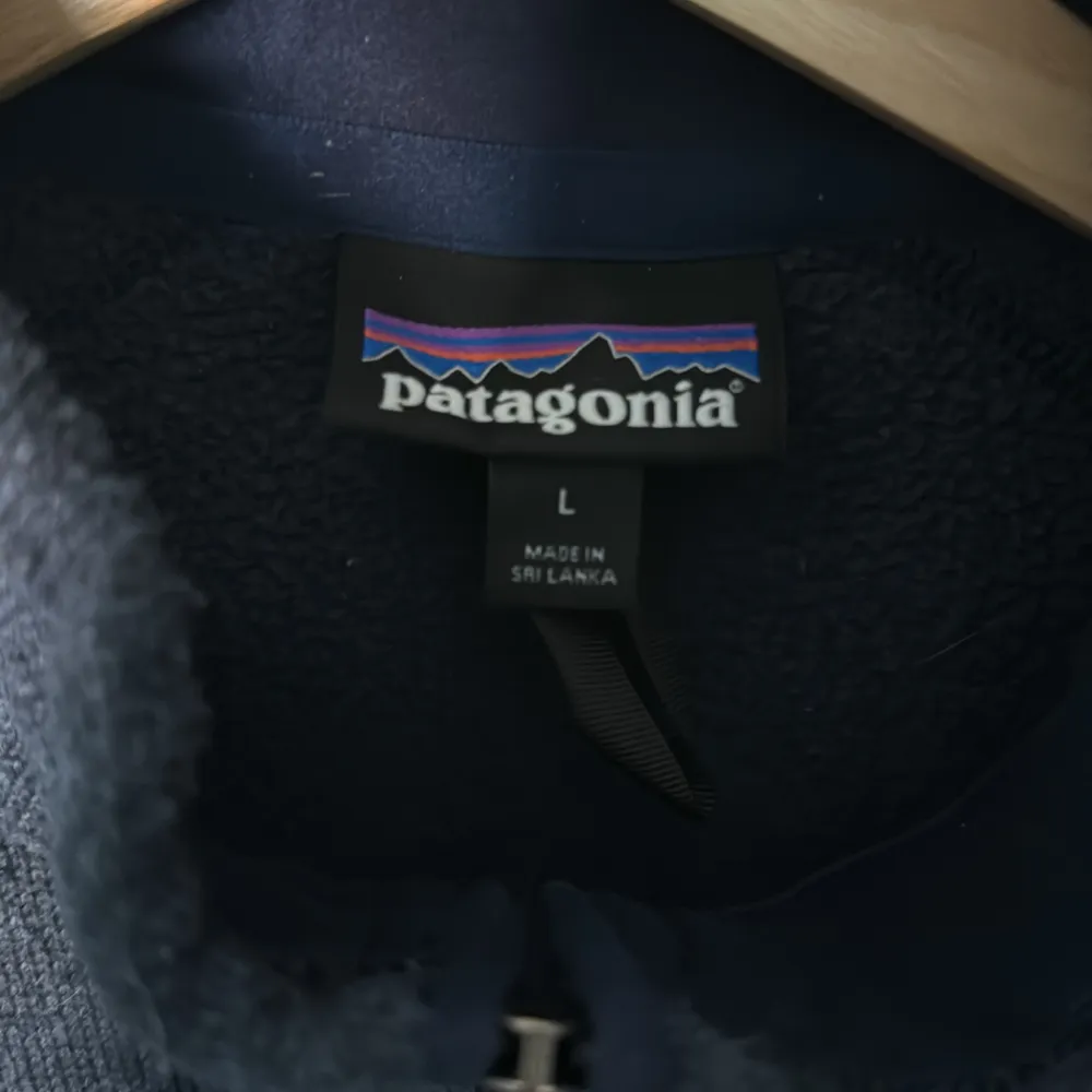 Säljer denna Patagonia Fleece, perfekt för våren och sommarkvällar - Storlek L, kan passa medium - Fint skick, inte mycket nopprig alls - Nypris ~1600kr, mitt pris: 599kr - Hör av er vid funderingar 🙌🏼. Jackor.
