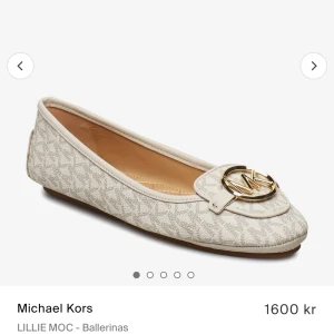 Michael Kors skor - Säljer mina oanvända michael kors skor. Perfekt till bal osv. Säljer då de är för stora för mig.  Storlek 39. Nypris 1600kr Mitt pris 700kr + frakt