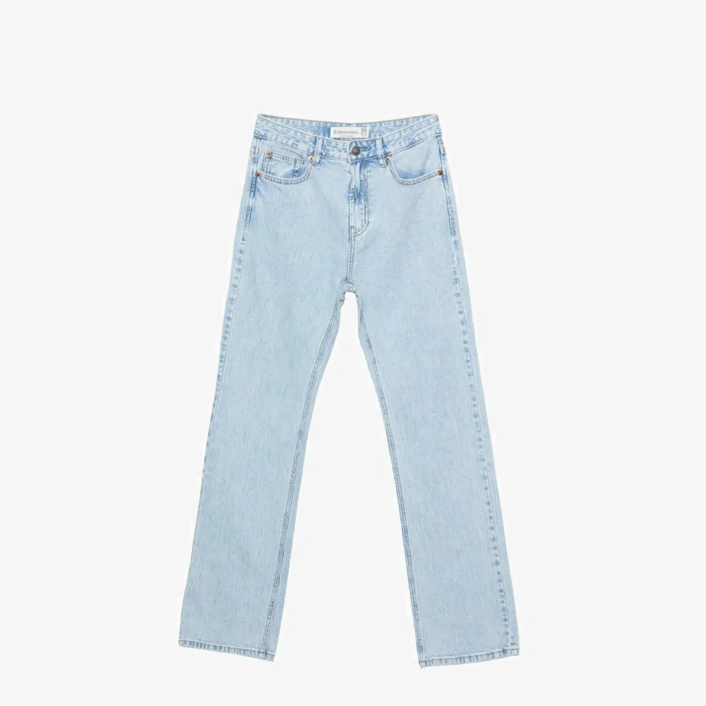 De kända jeansen från tiktok i färgen blue denim. Sitter fint och har bra stretch. Är dock små i storleken skulle säga att 38 sitter mer som en 36! Använda 2-3 gånger. . Jeans & Byxor.