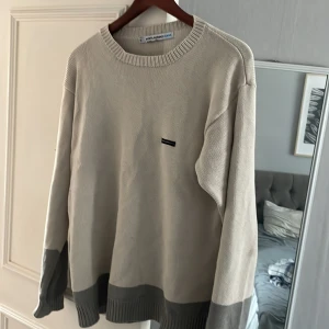 Saint Laurent tröja  - Tja säljer nu min feta ysl stickad tröja som är i färgen beige och är i topp skick. Perfekt på en lite kylig sommar dag eller våren. Den är i M men passar även L Tröjan är väldigt sällsynt dessutom. De är bara att fråga om ni undrar något. Mvh Oscar😀