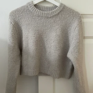 Stickad tröja - En jätte fin och söt stickad tröja från zara😍knappt använd och i väldigt fint skick! Kan diskutera pris. 