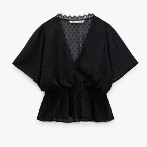 ZARA OMLOTTBLUS  - Zara omlottsblus köpt i fjol, blusen har användts enbart ett fåtal gånger och är i helt nytt skick. Säljer då den inte kommer till någon användning, vid övriga frågor är det enbart att skriva ✍️ 💖