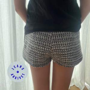 Tweed shorts Storlek 36 Sitter som xs/s Midjemått: 38 x 2cm Modellen på bilden är 170cm