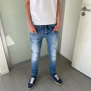 Dondup jeans George  - Säljer nu dessa blå dondup George jeans med riktigt snygga slitningar och tvätt som är populär design. Riktgt bra skick, skriv för fler bilder/frågor🙌🏼